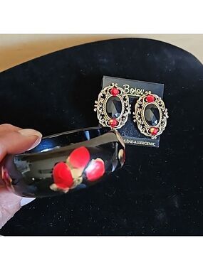Vintage Black/Red Floral Lucite Bangle Bracelet & Bojou Clip-on Earrings